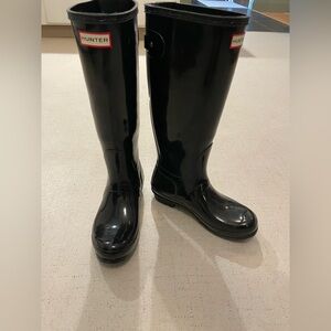 Hunter tall rain boots, black.